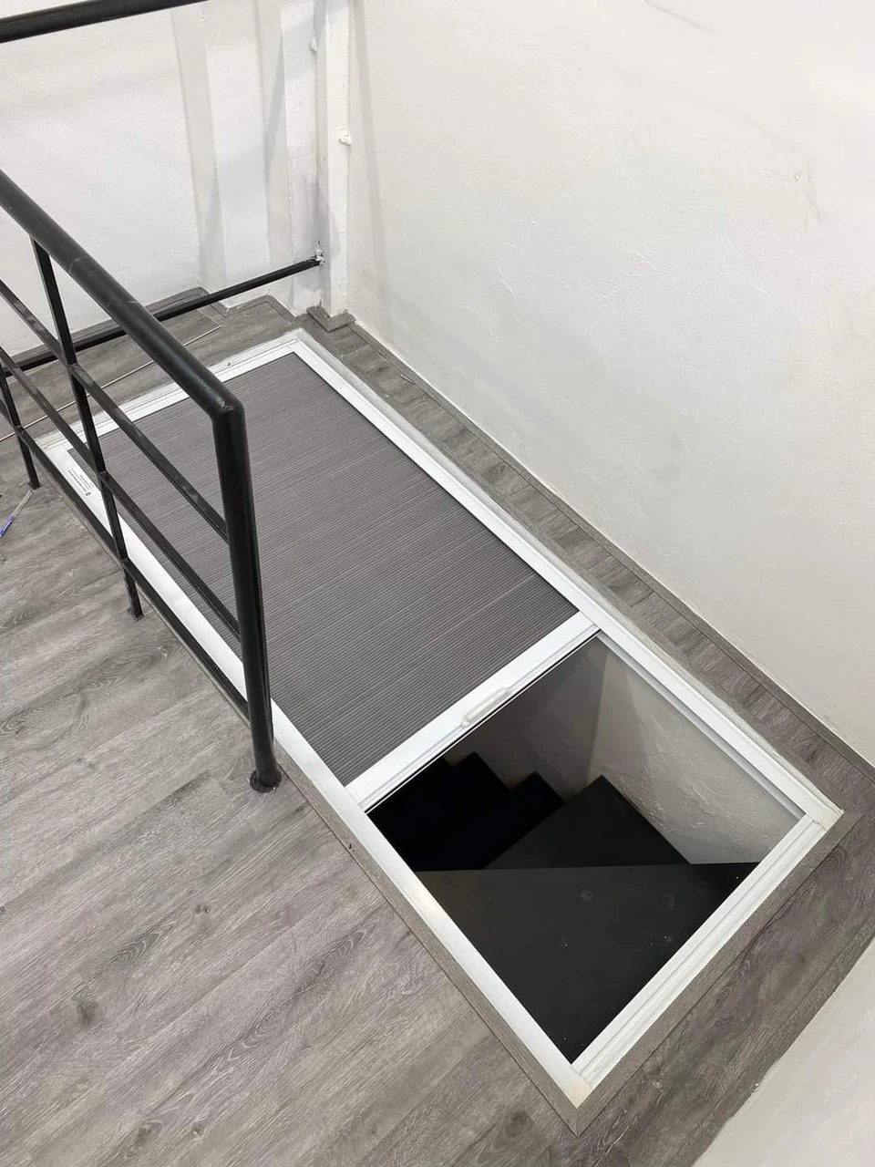 Vách ngăn tổ ong ngăn hộc cầu thang